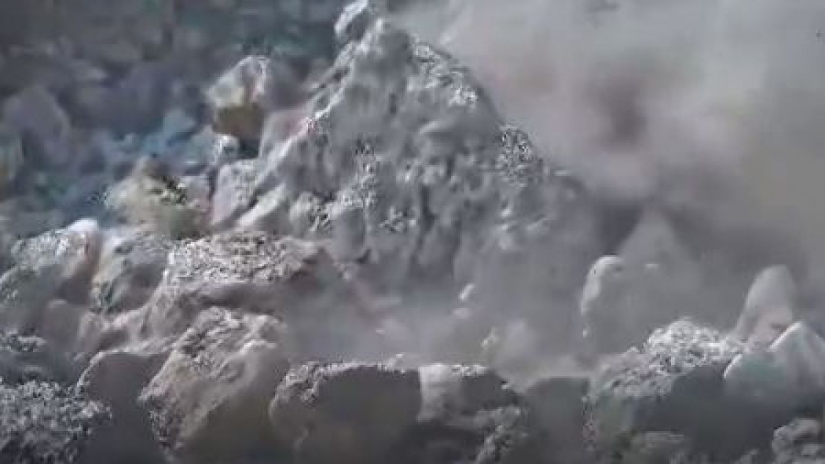 Хвърчат осколки: Зрелищно ВИДЕО показва мощния взрив на бомбата край Тюленово 