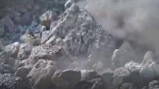 Хвърчат осколки: Зрелищно ВИДЕО показва мощния взрив на бомбата край Тюленово 