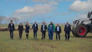 Слави срази ПП-ДБ с тази СНИМКА с овце и трактори 