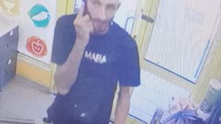 Виждали ли сте този бандит "от мафията"? Много обича кашкавал и водка СНИМКИ
