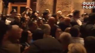 Демонстранти щурмуват сградата на правителството в Ереван, чуват се експлозии ВИДЕО