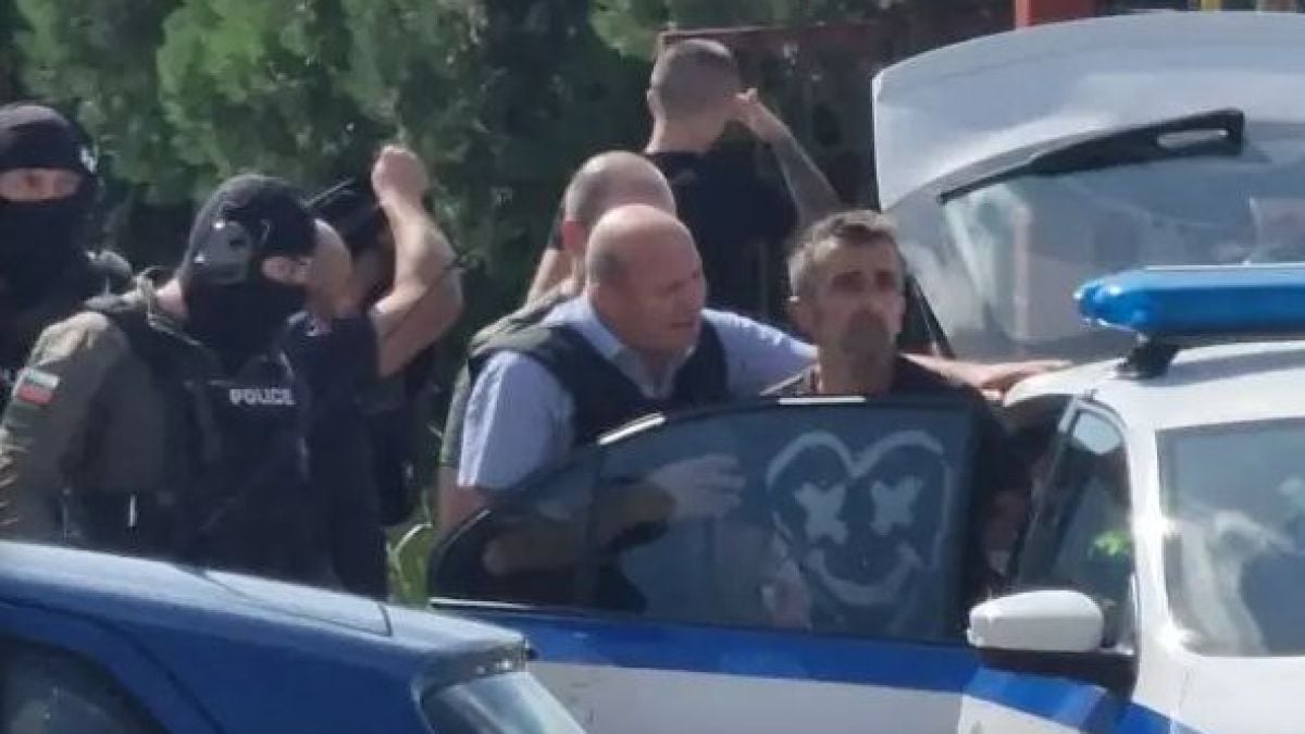 Извънредна новина за въоръжения и открил стрелба мъж, барикадирал се в склад в Стара Загора 