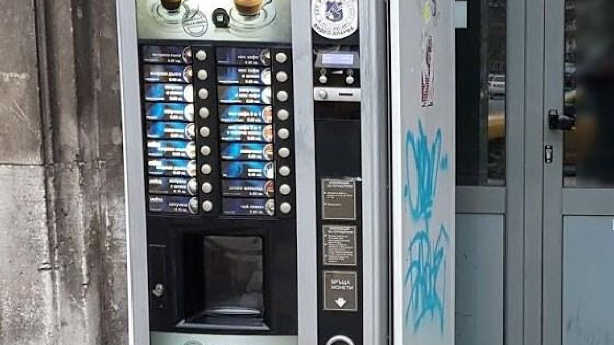 Пловдивчанин понечи да си вземе напитката от кафе-автомат и всичко стана в кръв