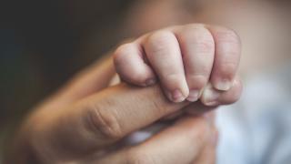 Такова нещо не се вижда всеки ден: В Индия се роди бебе с... ВИДЕО