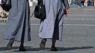Мъж със смъкнати гащи погна монахиня, последвалото ще ви шашне 
