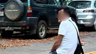 Столичани алармират: Познавате ли този мъж? Стои на улицата от ден и... СНИМКА 
