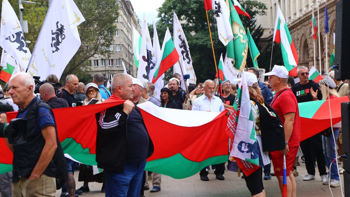 Привърженици на "Възраждане" обсадиха центъра на София СНИМКИ