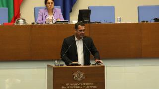 БСП към управляващите: Оказвал ли е Алексей Петров натиск върху журналиста Цанов за машините