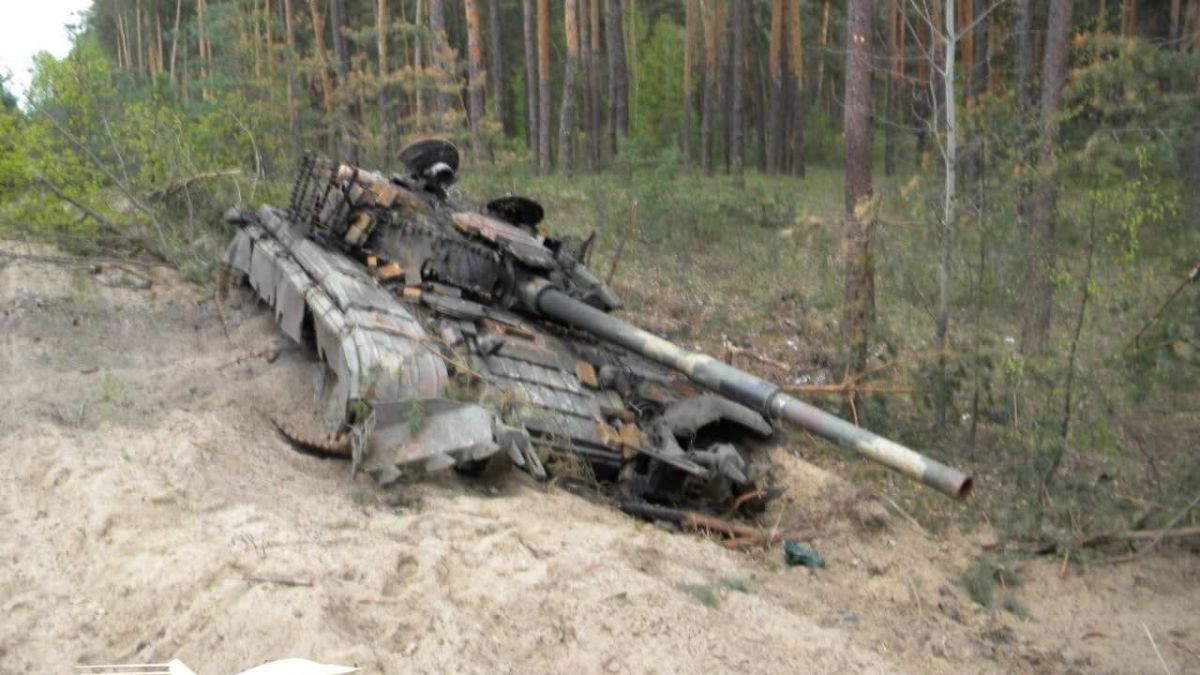 ВИДЕО от войната: Украинска бойна колона попадна под  обстрел 