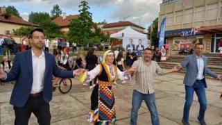 Терзиев и Бонев друснаха хоро в Кремиковци СНИМКИ