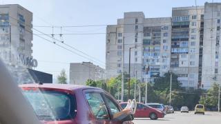 Като 5 пари в кесия: Момиче ококори столичани как се вози в кола СНИМКИ