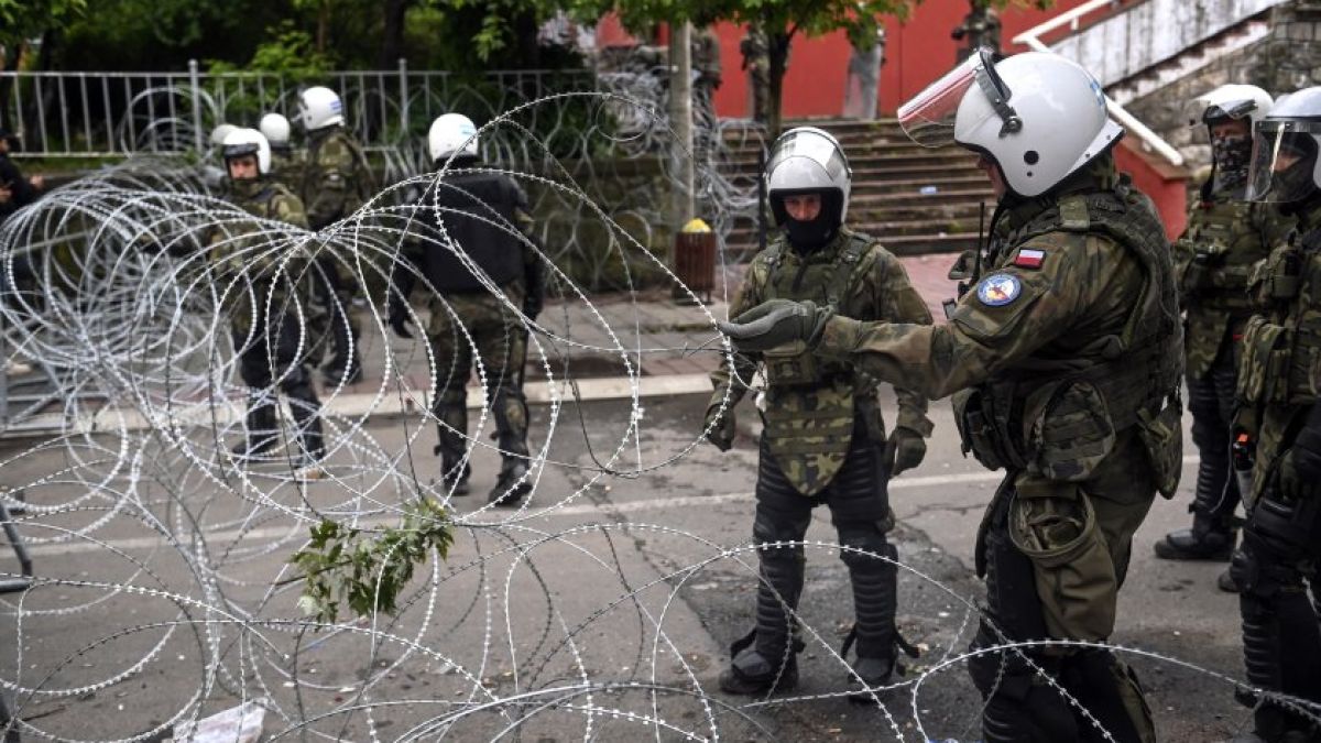 Напрежение в Косово: Тирове блокираха движението, убит е полицай, а друг... 