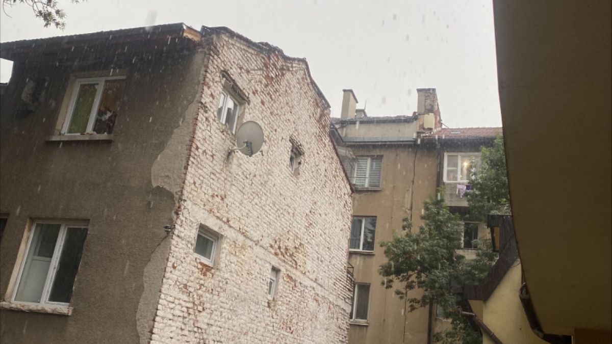 Няма край: Жестока буря помете София! СНИМКИ