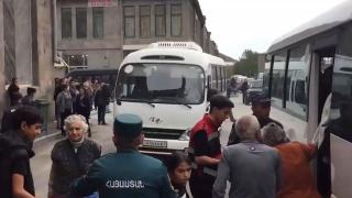 Почна се: Първите бежанци от Нагорни Карабах пристигнаха в Армения ВИДЕО