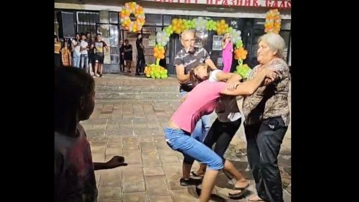 Грозен женски бой на празничен концерт в Плевенско ВИДЕО 