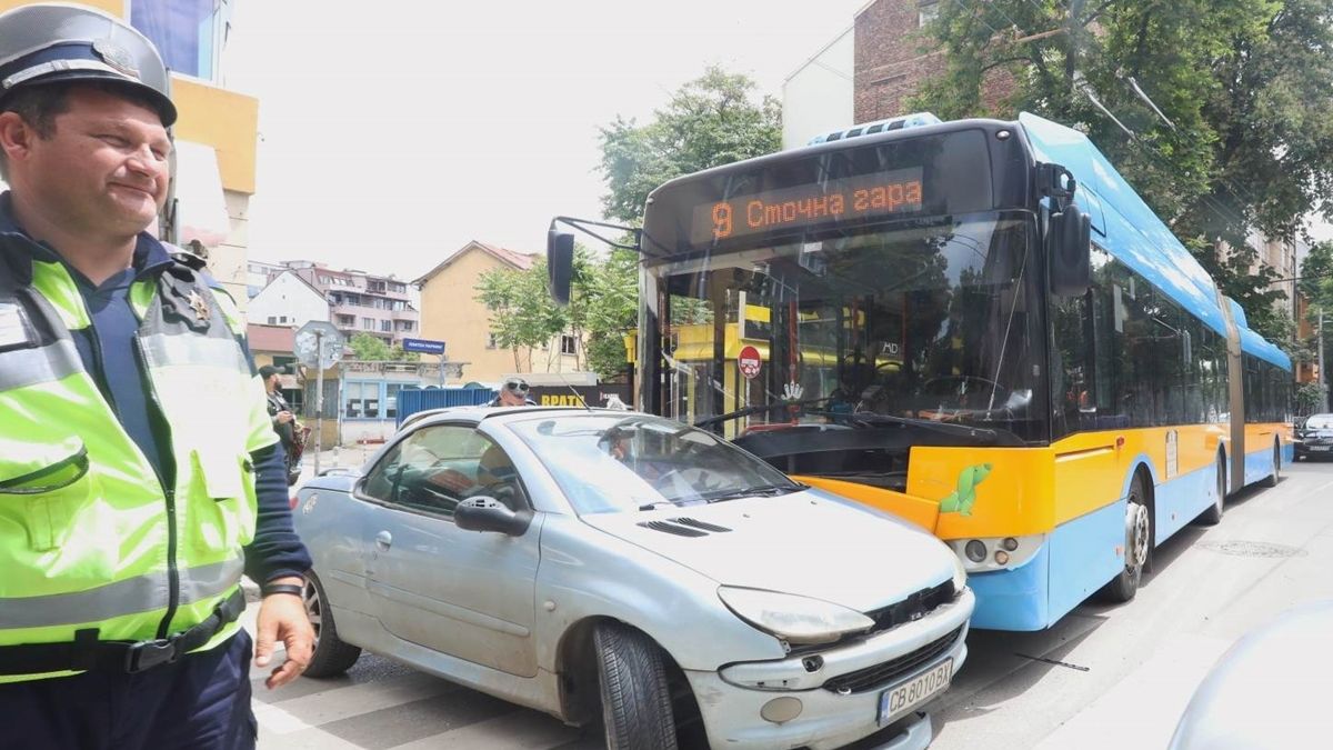 Тежко меле между тролей и лъскава "Тойота" в София СНИМКИ 