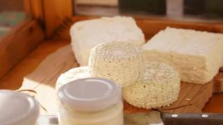 Скандалът със стопроцентовото „овче сирене“ се разгаря