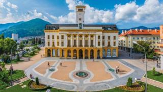 Легнали младежи в градинка в Сливен взривиха мрежата, раздели се на три СНИМКА