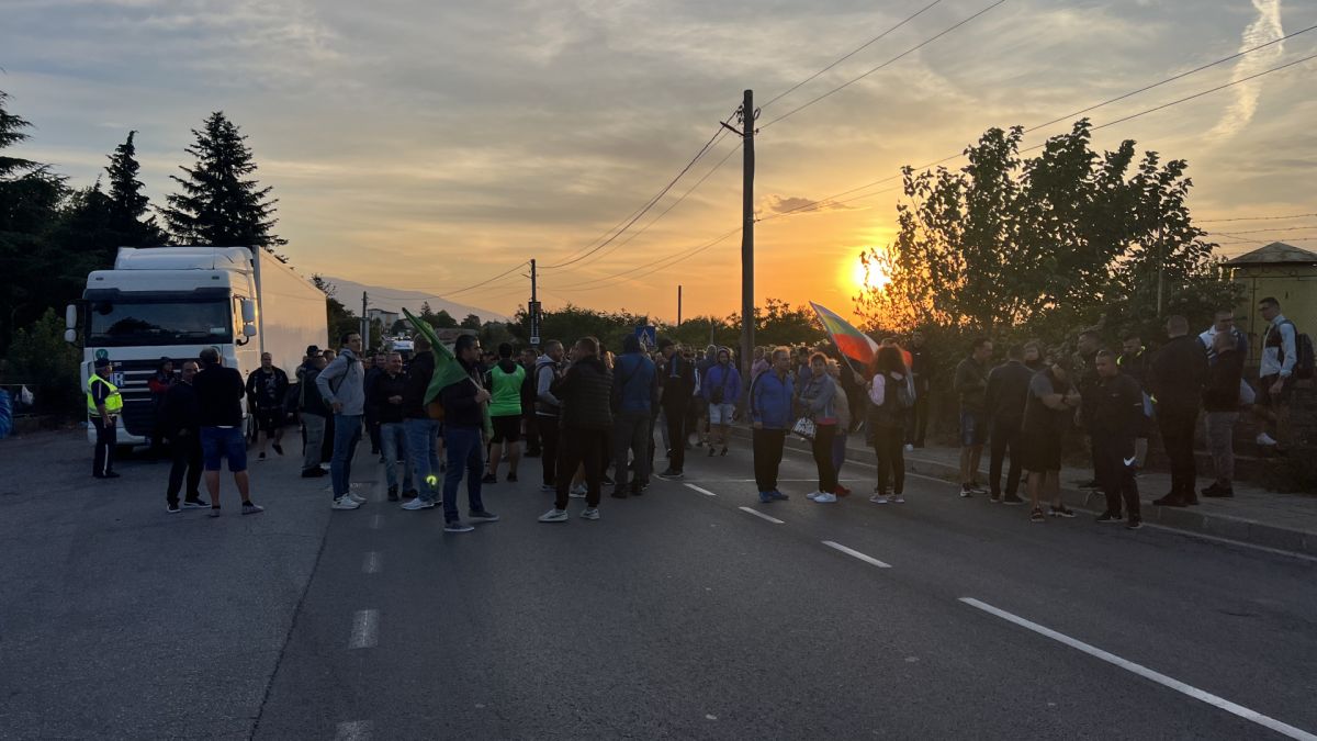 Протестиращи енергетици заплашват, че ако не бъдат чути, вадят тежката техника