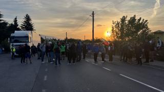 Протестиращи енергетици заплашват, че ако не бъдат чути, вадят тежката техника