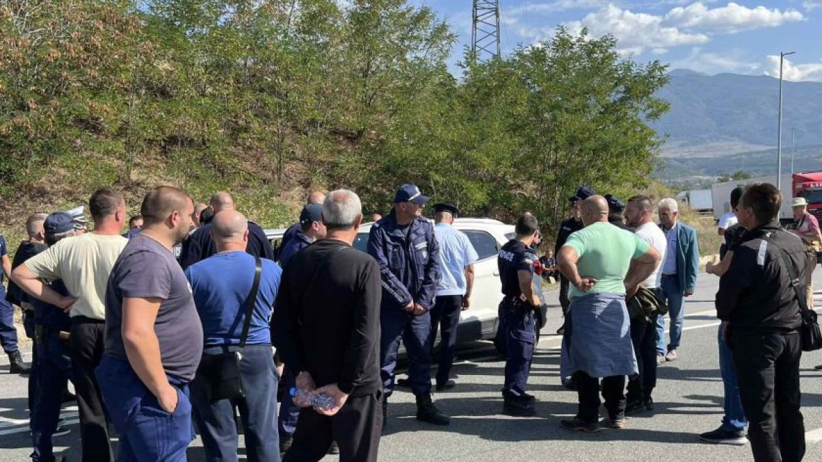 Страшни драми по блокираните пътища: Румънец се опита да пробие веригата, а жена край Гурково...