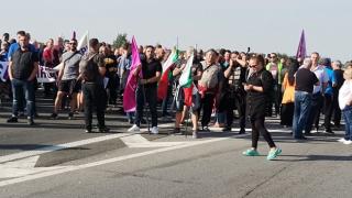 Протестиращи отрязаха енергийния министър, той обаче ще...