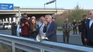 Напрежението ескалира! Енергийният министър отиде при протестиращите на "Тракия" и ето какво се случи! ВИДЕО