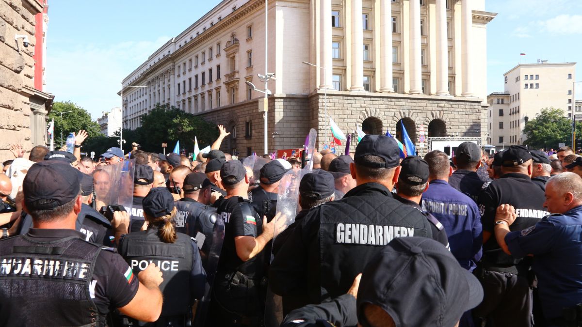 Само в БЛИЦ! Чашата преля, народът излиза да търси сметка на депутатите
