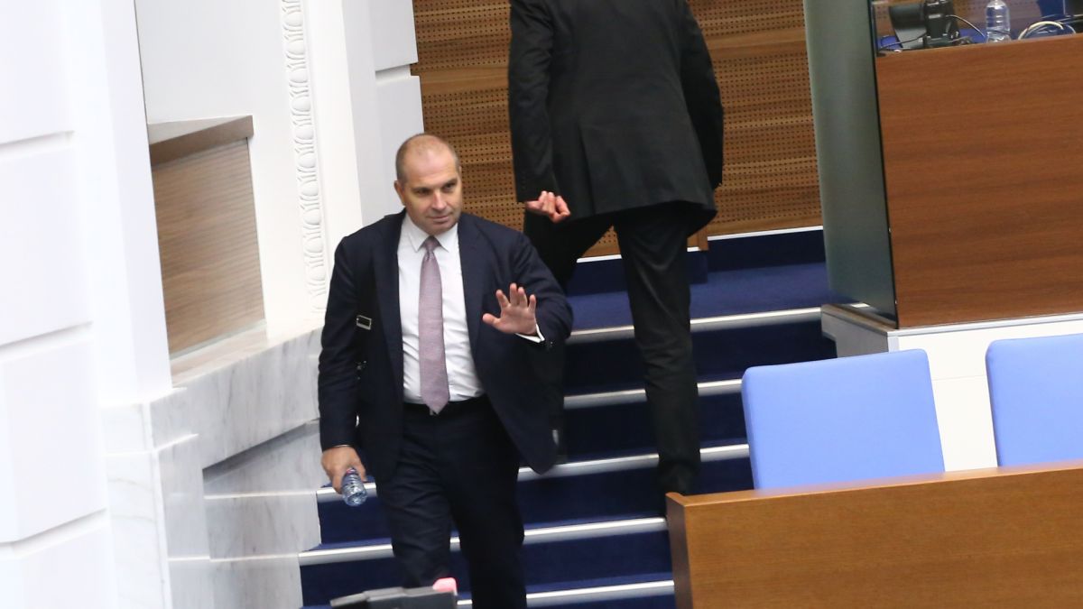 Министър Караджов с голяма новина, паднаха 8 глави в НКЖИ заради...