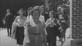 Загадъчни кадри от 1938 г.: Пътешественичка във времето държи смартфон в ръката ВИДЕО