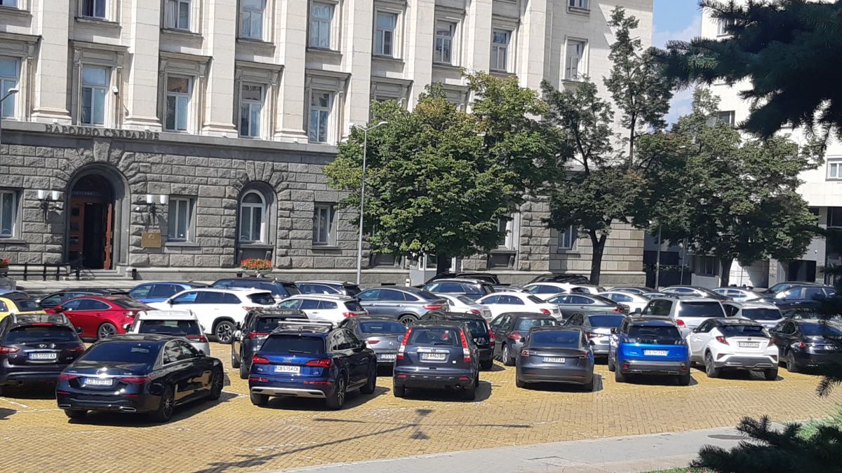 Фотобомба в БЛИЦ: Бойко Рашков ходи на работа със снежнобяла лъскачка, а Гроздан Караджов... СНИМКИ