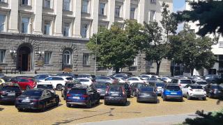 Фотобомба в БЛИЦ: Бойко Рашков ходи на работа със снежнобяла лъскачка, а Гроздан Караджов... СНИМКИ
