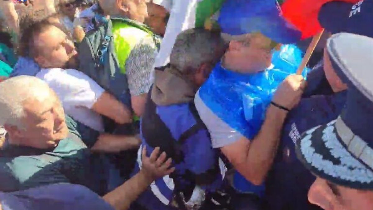 Напрежението ескалира! Първо ВИДЕО от сблъсъка между протестиращи и полиция на АМ "Струма"