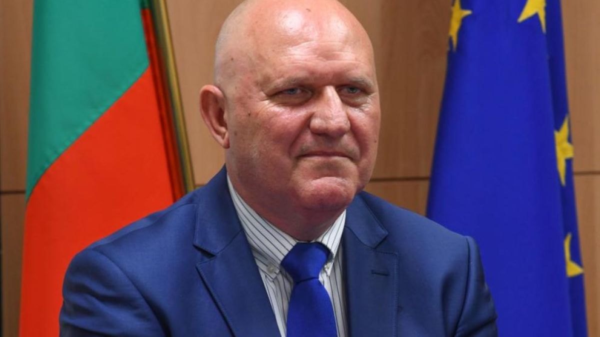 Министър Цоков към учителите: Обичайте професията си, защото тя е и призвание