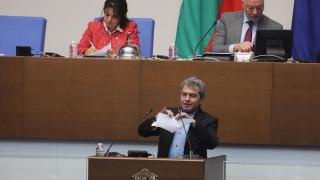 Жесток скандал разтресе парламента: Тошко Йорданов излезе на трибуната и демонстративно скъса... БЛИЦ TV