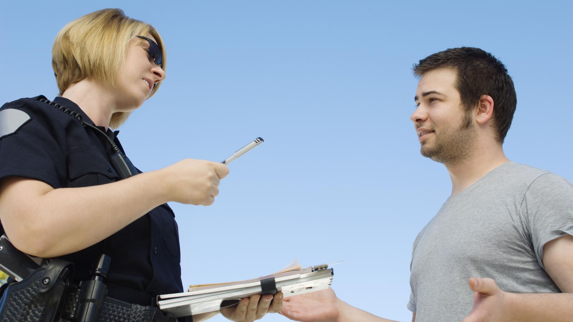 Не може да ме арестувате! Видях интимните ви части - изцепи се шофьор, спрян от полицайка