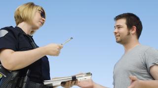 Не може да ме арестувате! Видях интимните ви части - изцепи се шофьор, спрян от полицайка