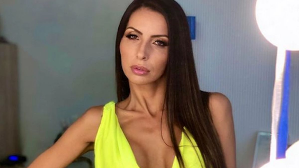 Голата кметица се изправя срещу фолкпевица в битка за...