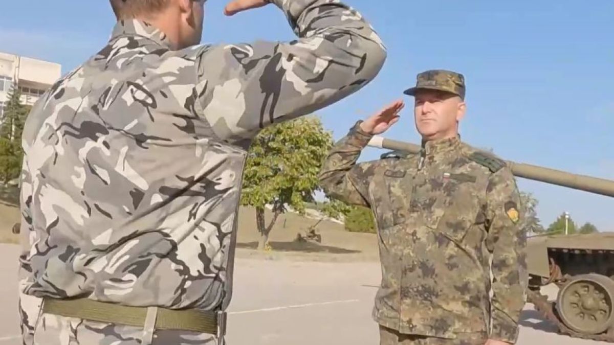 Евродепутатът Андрей Новаков нарами автомат „Калашников” и... ВИДЕО