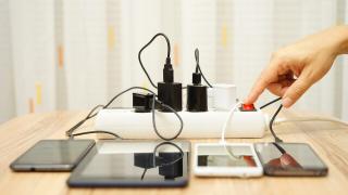 Голяма промяна със зарядните за смартфони у нас 