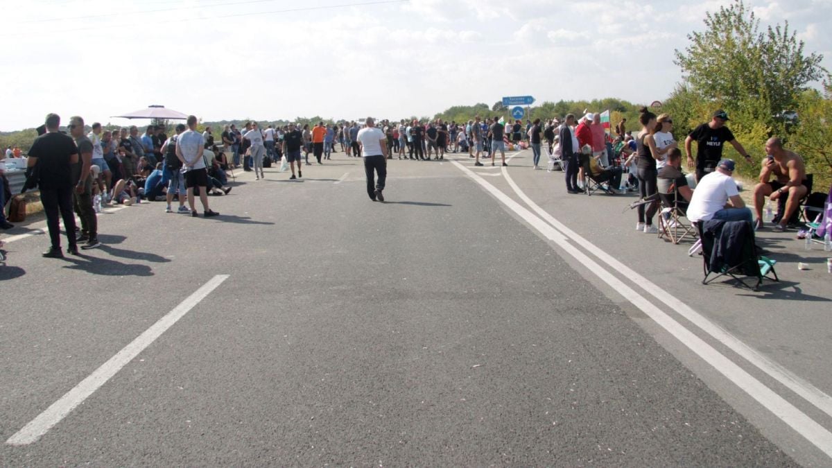 Опасен екшън между полицаи и протестиращи на АМ "Тракия", има арестувани