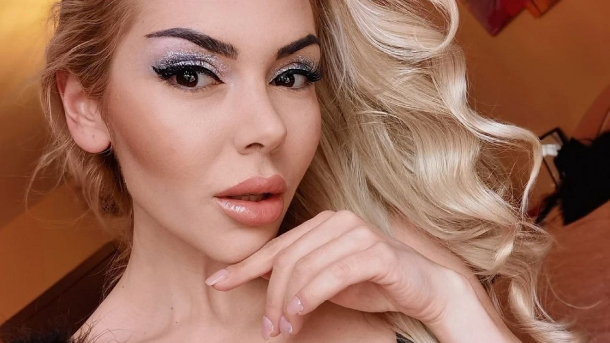 Секси звезда от "София ден и нощ" каза "ДА" насред Париж на... СНИМКИ