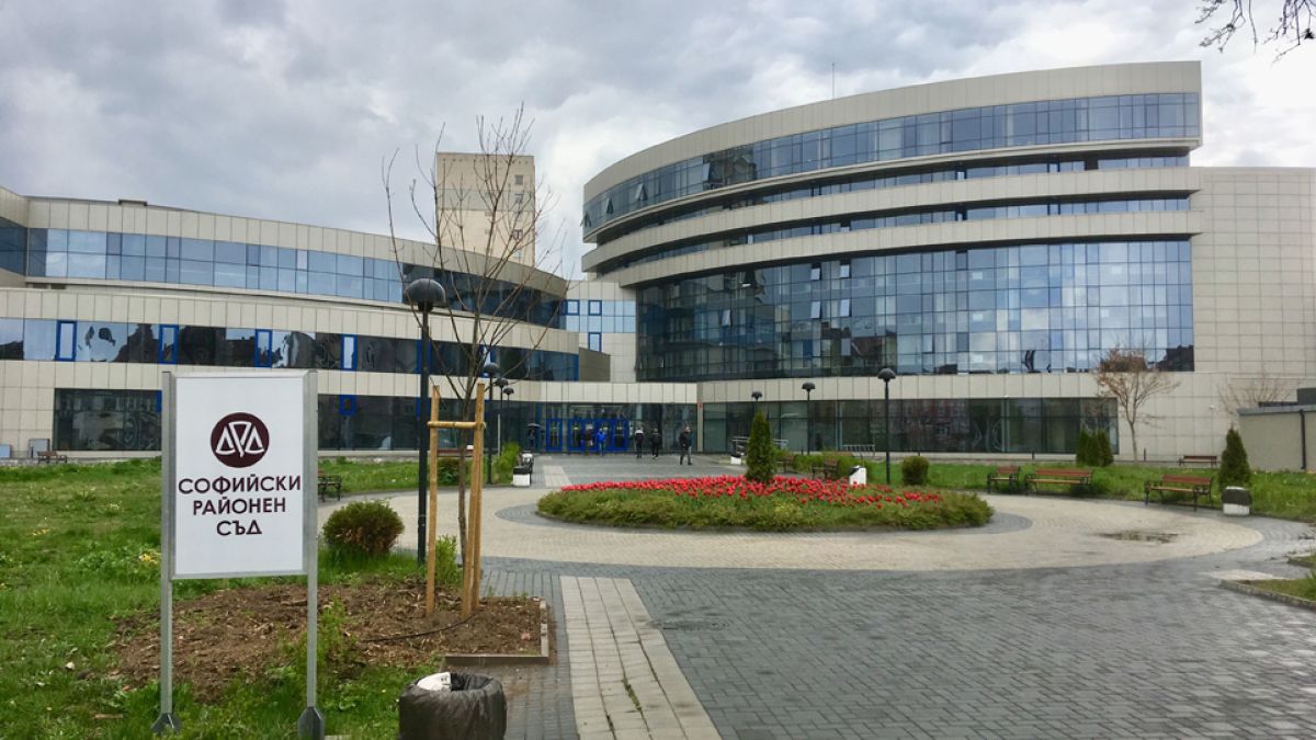 Страх скова СРС! Разлепиха некролози на жив съдия