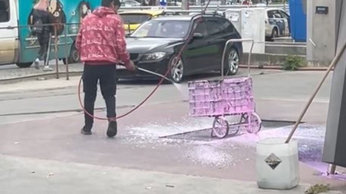 Мъж с количка за смет трогна мрежата с това, което направи в севлиевско село ВИДЕО