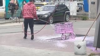Мъж с количка за смет трогна мрежата с това, което направи в севлиевско село ВИДЕО