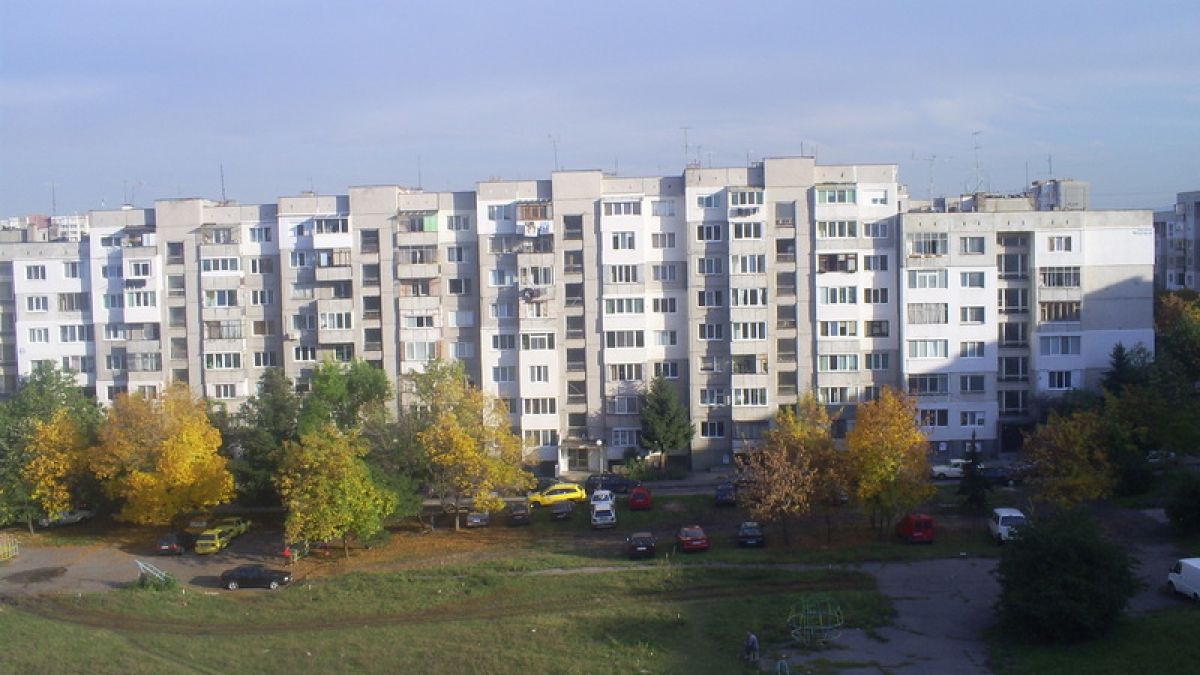 Шофьор на "Голф" втрещи всички с паркирането си в столичния кв. "Люлин" СНИМКА