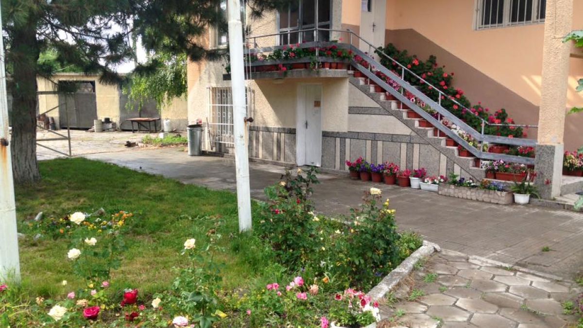 Скандал! Разврат в селско кметство, открити са алкохол и още нещо ВИДЕО