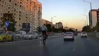 Хубавец с мотор изправи косите на столичани с изцепка ВИДЕО