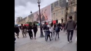 Паника и във Версай! Туристи се разбягаха във всички посоки, цяла Франция е под тревога ВИДЕО