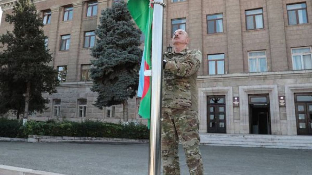 Алиев издигна знамето на Азербайджан в столицата на Нагорни Карабах СНИМКИ 